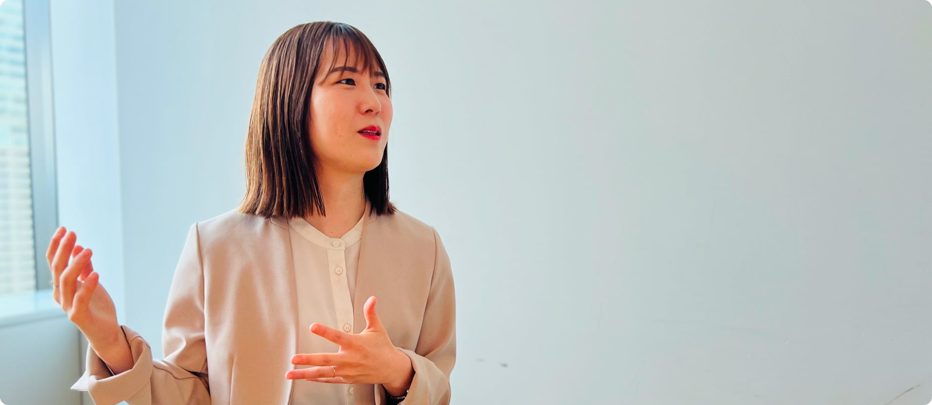 笑顔で質問に答える様子