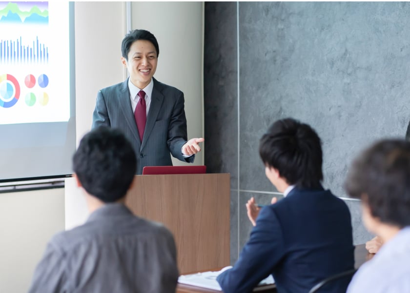 パートナー企業のセミナーで登壇者の話を傾聴する複数人の参加者のイメージ