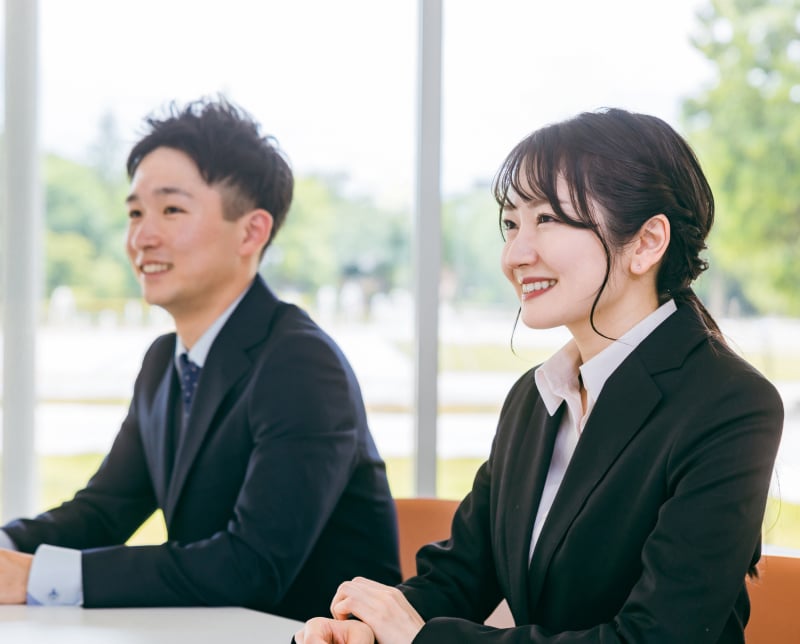 男女二人の社員が研修で傾聴しているイメージ